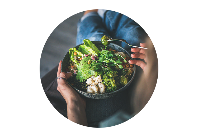 Spise en sund salat