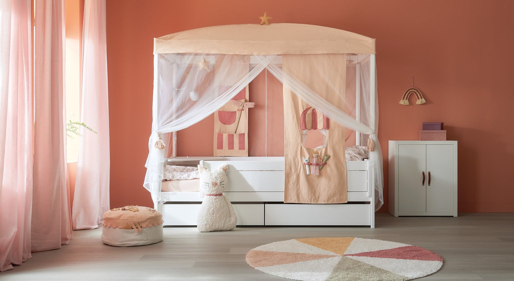 LIFETIME Kidsrooms canopy bed with playful curtains