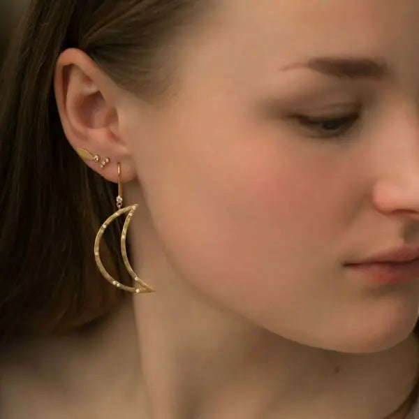 Three Dots Ørestik - Forgyldt fra Stine A Jewelry