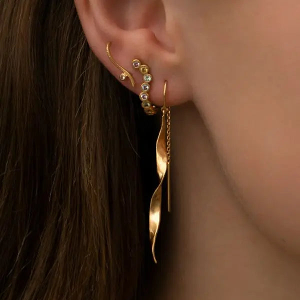 Long Twisted Hammered Ørebøjle - Forgyldt fra Stine A Jewelry