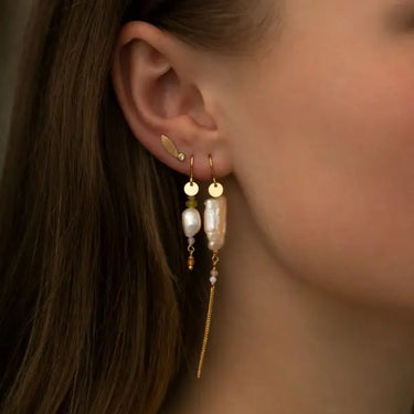 Long Baroque Pearl Peach Sorbet ørekæde - Forgyldt fra Stine A Jewelry