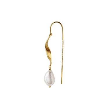 Long Twisted ørering w/baroque pearl - Forgyldt fra Stine A Jewelry