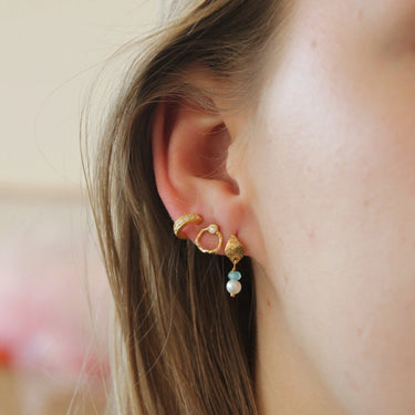 Petit Wavy Circle w. Stone Ørering - Forgyldt fra Stine A Jewelry