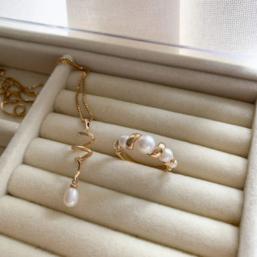 Swirl w. Pearl ring - 14 kt. Guld fra Mads Z Gold Label