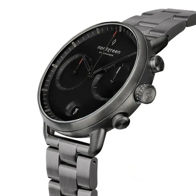 Pioneer // 42mm // Gun Metal // Gun Metal 3-Link // Black Di fra Nordgreen