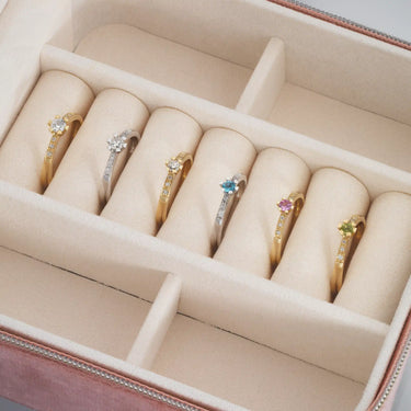 Vida Darling ring 0,10 blå topas+0,04H-W/P1 8 kt