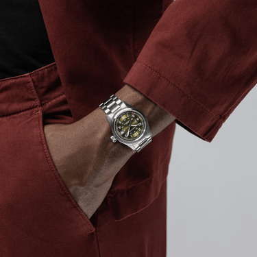 Khaki Field Automatic H70455160 på håndleddet, elegant design til enhver lejlighed. Perfekt til stilfulde mænd.