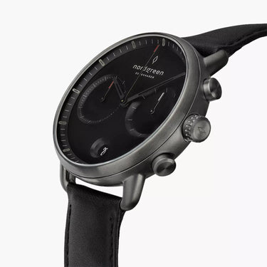 Pioneer // 42mm // Gun Metal // Black Leather // Black Dial fra Nordgreen