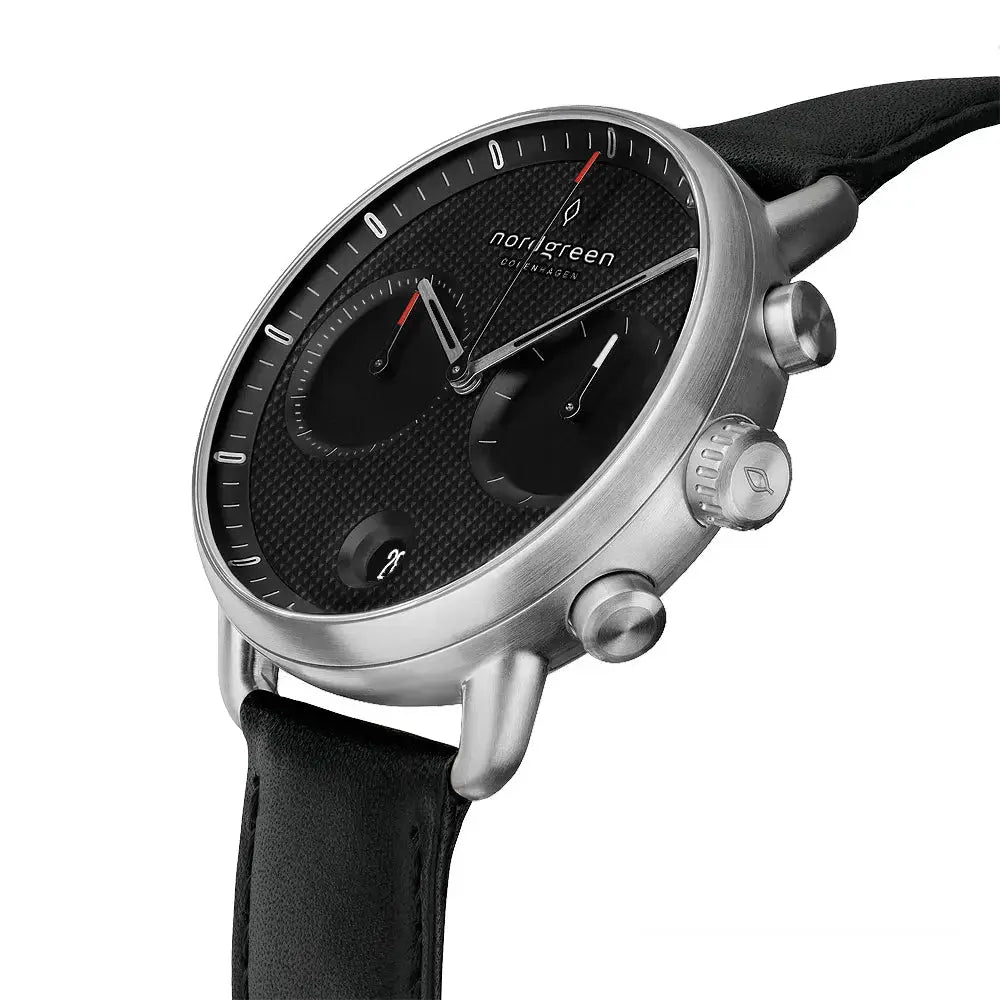 Pioneer Textured Black Dial with Black Leather Strap fra Nordgreen