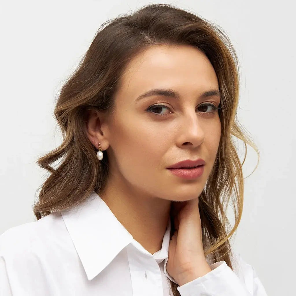 Topping Short Pearl Ørering - Forgyldt Messing fra LULU Copenhagen