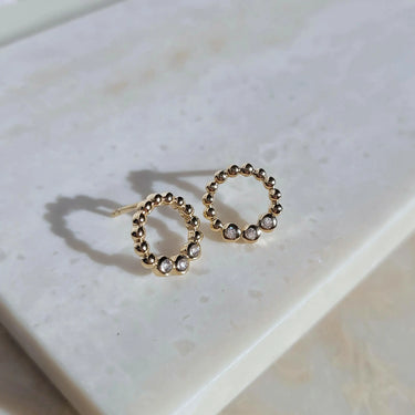 Circle Dot ørestikker - 8 kt. Guld fra Gold Essentials by Plaza