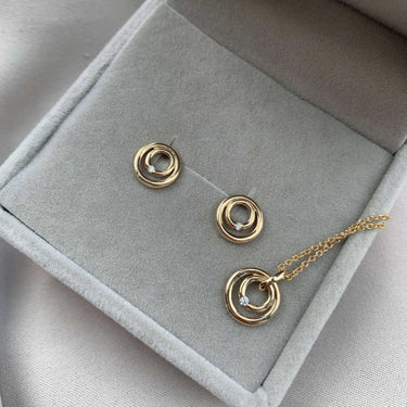 Duo Circle  ørestikker - 8 kt. Guld fra Gold Essentials by Plaza