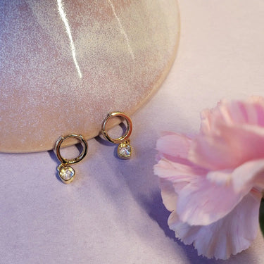 White darling huggie - Forgyldt fra Lush Lush Jewelry