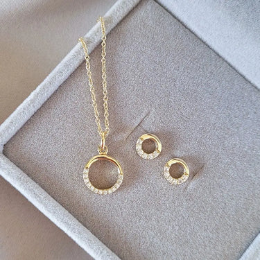 Circle ørestikker - 8 kt. Guld fra Gold Essentials by Plaza