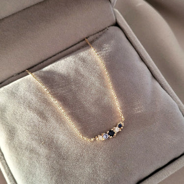 Blue rainbow halskæde - 8 kt. fra Gold Essentials by Plaza