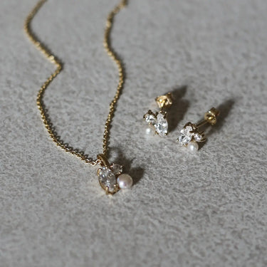 White Dream Pearl Sæt m. Halskæde & Ørestikker - 8 kt. Guld fra Gold Essentials by Plaza