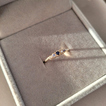 Blue rainbow ring - 8 kt. fra Gold Essentials by Plaza