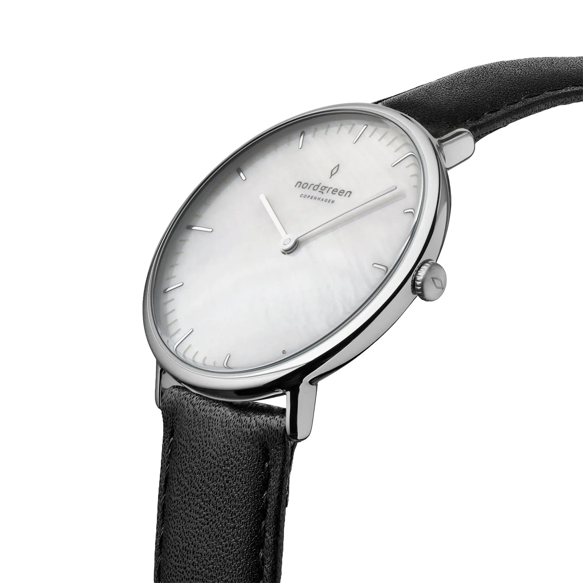 NativeR // 28mm // Silver // Black Leather // Mother of Pear fra Nordgreen