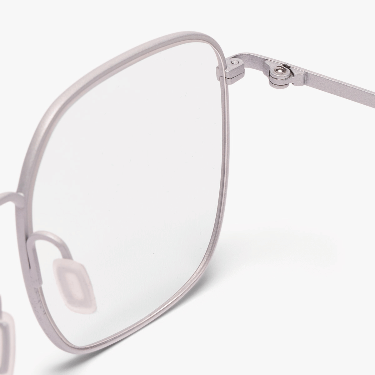 Luxreaders stylish Women's Båstad Steel Reading glasses. Made from Titanium in a Round shape.