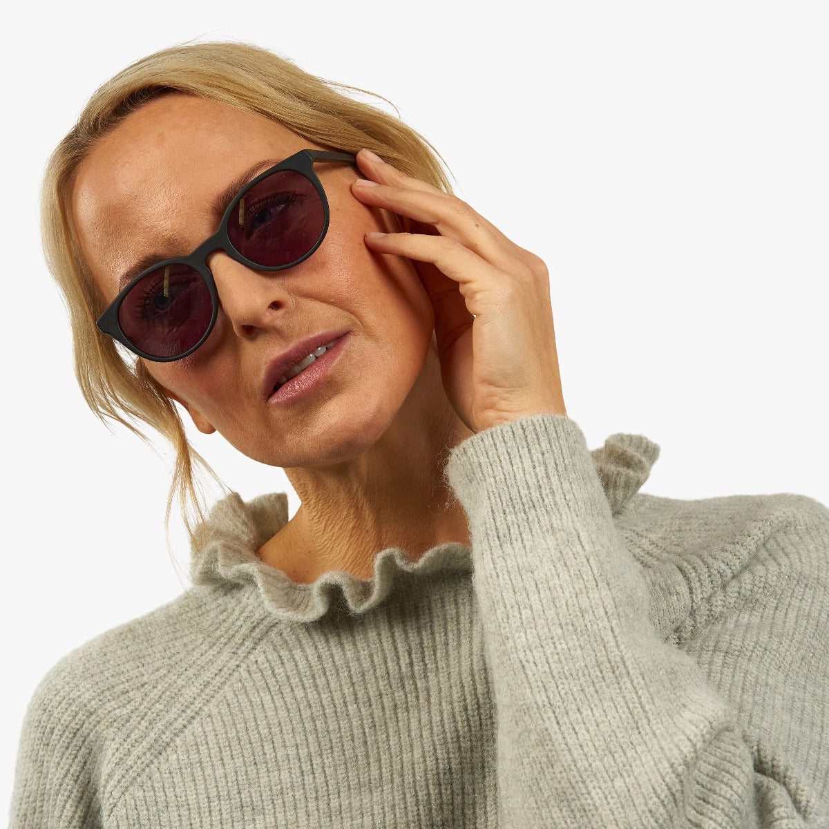 Luxreaders stylish Women's Örebro Black Sunglasses. Made from Acetate in a Iconic shape.